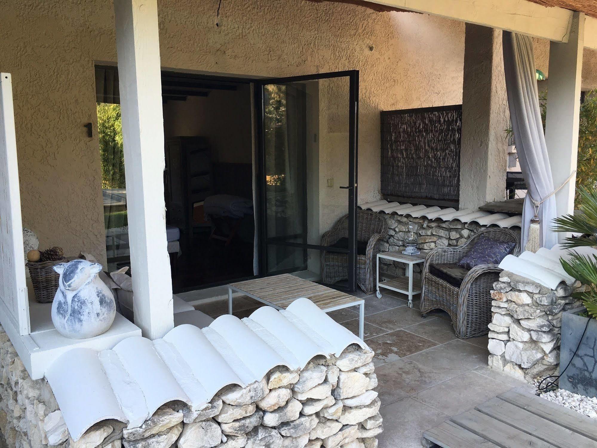 L'Auberge De L'Aubergine Eygalieres  Exterior photo